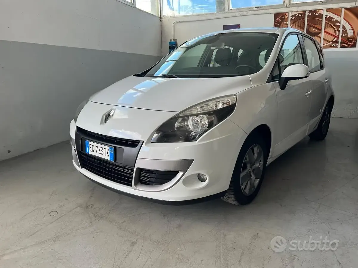 Käytetty Renault Scenic E-Tech Luxe 110 HP (80 kW) 2011 Valkoinen Tila-auto