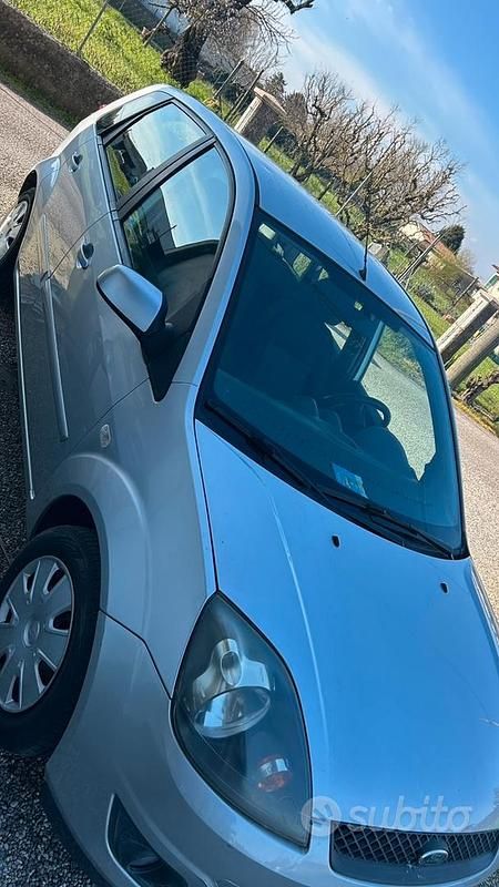 Usata Ford Fiesta 73 CV (53 kW) 2008 Grigio Utilitaria
