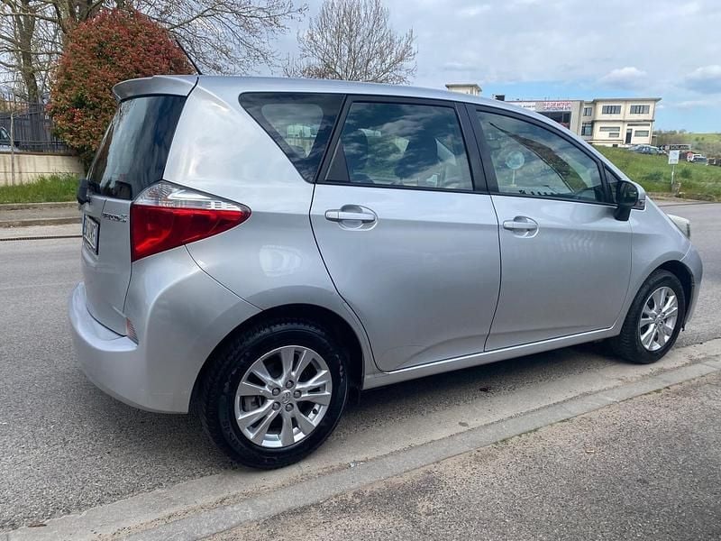 Usata Toyota Verso-S Active 99 CV (72 kW) 2012 Argento Monovolume