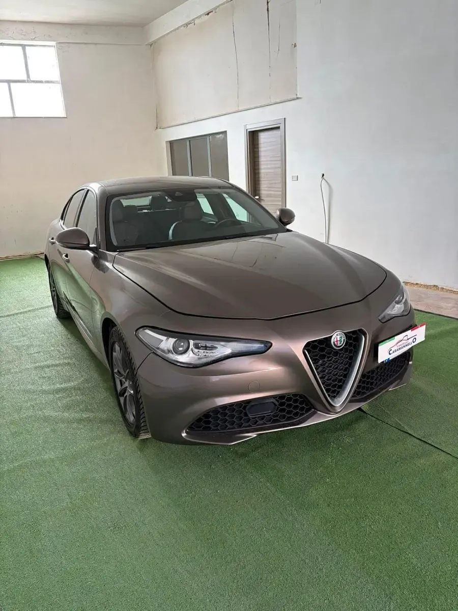 Usata Alfa Romeo Giulia Super 160 CV (117 kW) 2018 Marrone Berlina