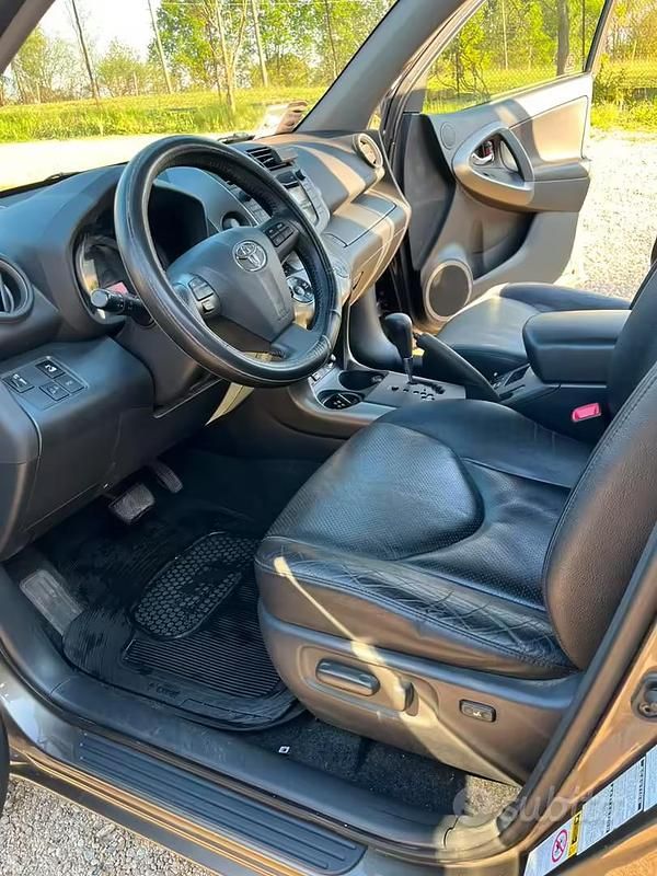 Gebraucht Toyota RAV4 Luxury 150 PS (110 kW) 2010 Braun SUV