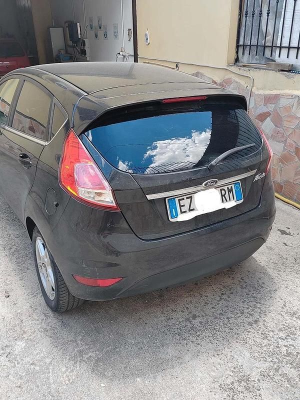 Usata Ford Fiesta 95 CV (69 kW) 2015 Nero Utilitaria