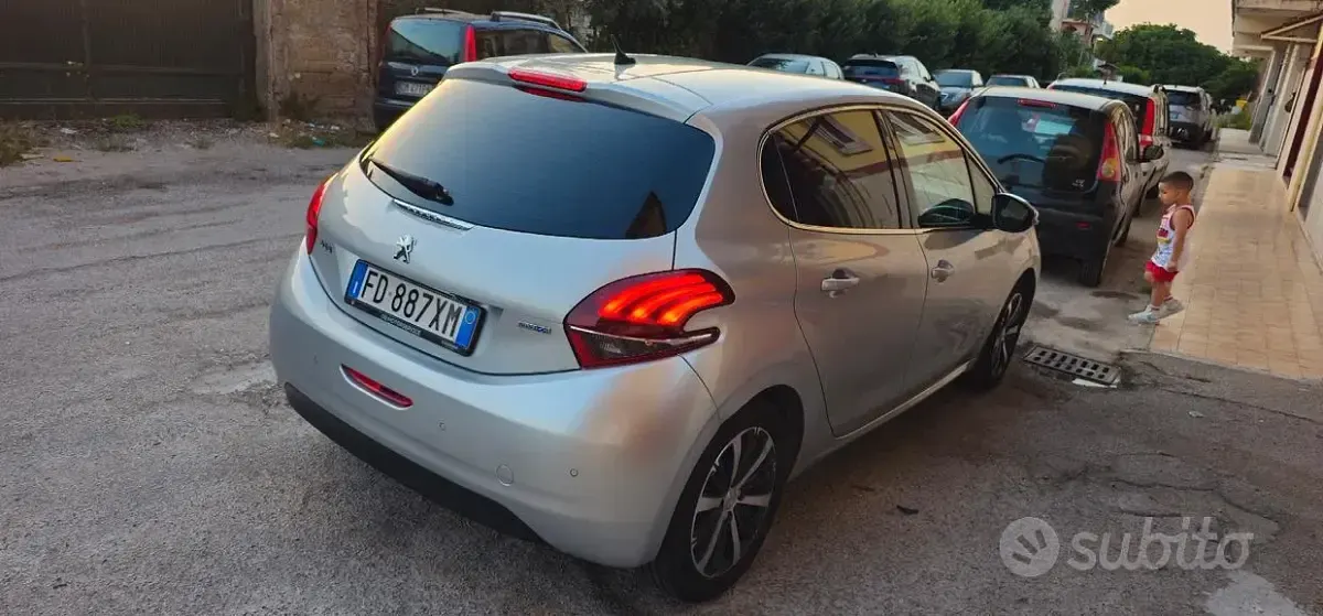 Usata Peugeot 208 Allure 75 CV (55 kW) 2016 Grigio Utilitaria