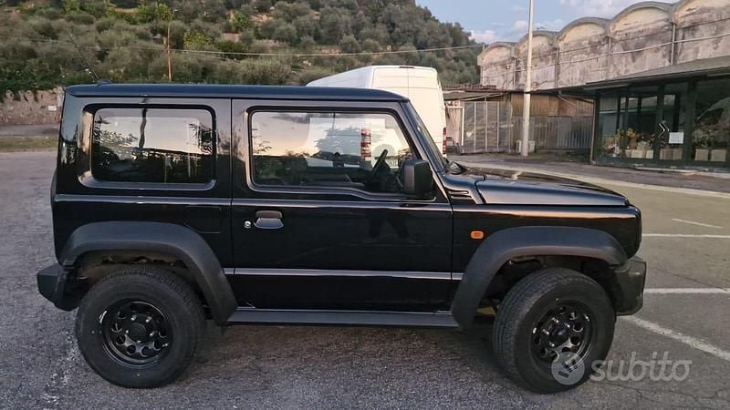 Nero Usata 2022 Suzuki Jimny SUV | 26.500 € (Buon prezzo) - Immagine 1/4