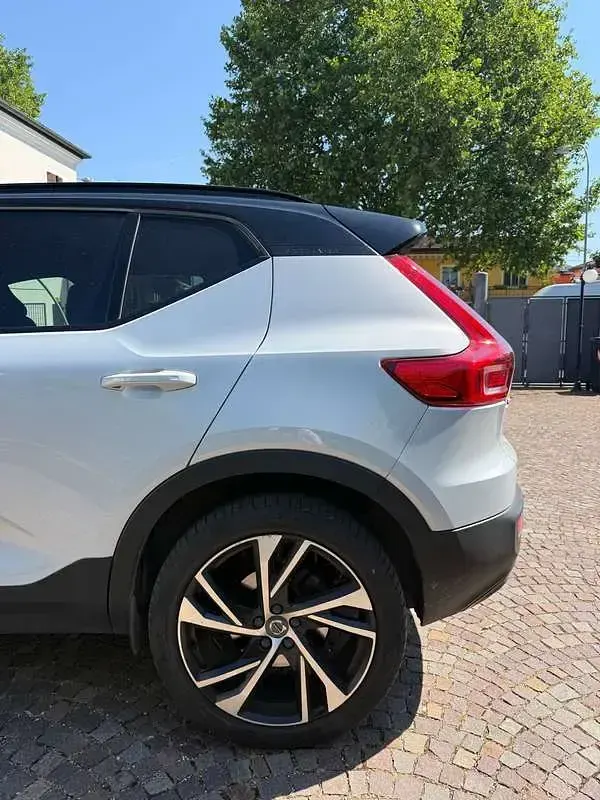 Usata Volvo XC40 R-Design 179 CV (131 kW) 2022 Argento SUV