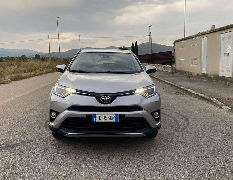 Argento Usata 2016 Toyota RAV4 Lounge SUV | 11.800 € (Super prezzo) - Immagine 1/4