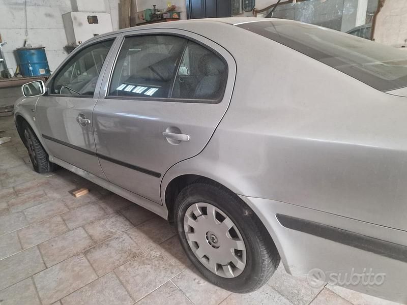 Usata Skoda Octavia Ambiente 90 CV (66 kW) 2001 Grigio Berlina
