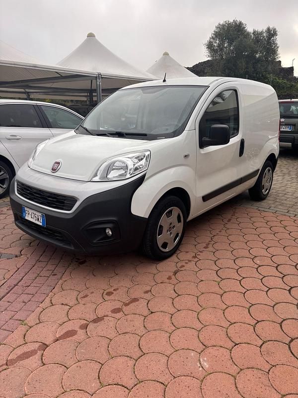 Begagnad Fiat Fiorino 95 HK (69 kW) 2018 Vit Minibuss