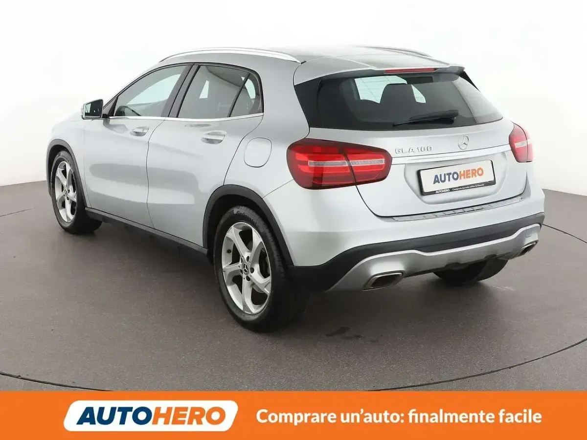 Usata Mercedes GLA180 122 CV (89 kW) 2019 Argento SUV