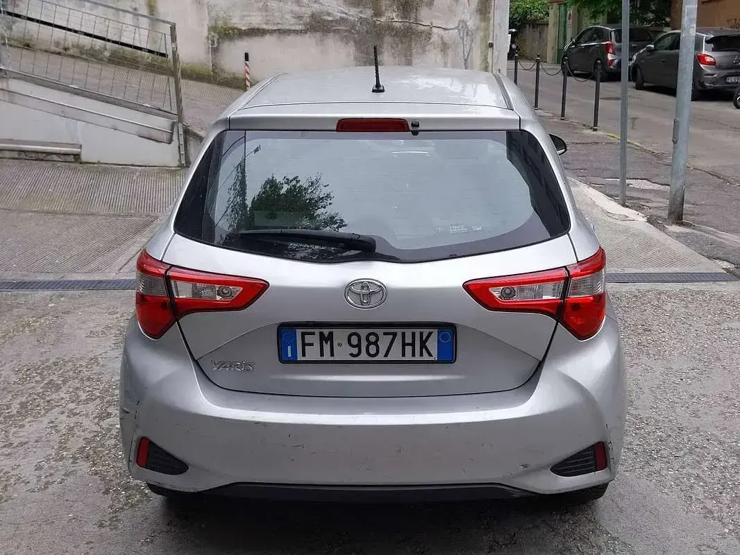 Usata Toyota Yaris Cool 69 CV (50 kW) 2018 Grigio Berlina