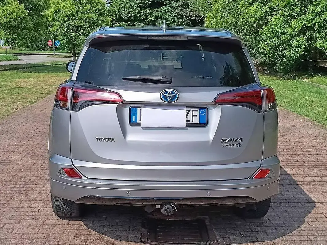 Usata Toyota RAV4 Hybrid 155 CV (114 kW) 2018 Grigio SUV