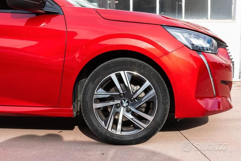 Usata Peugeot 208 Allure 100 CV (73 kW) 2022 Rosso Utilitaria