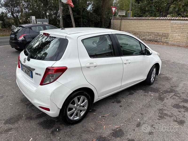 Usata Toyota Yaris 90 CV (66 kW) 2013 Bianco Utilitaria