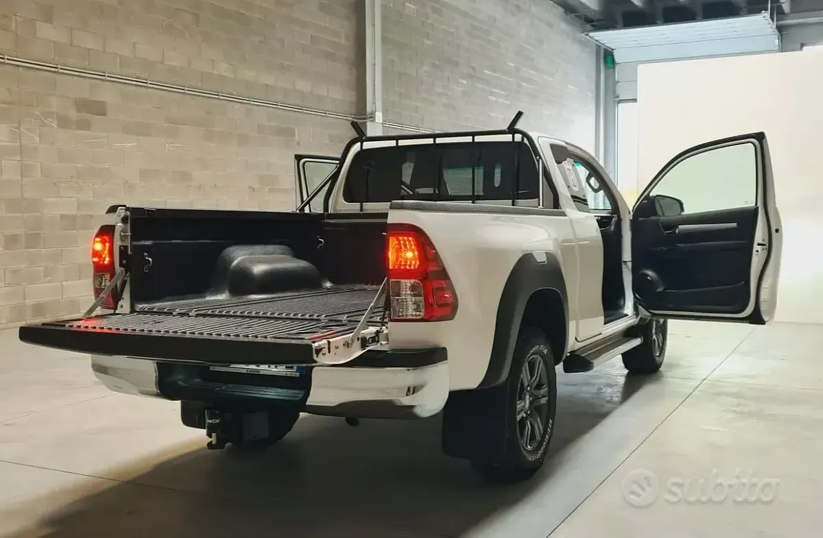 Usata Toyota HiLux 150 CV (110 kW) 2021 Bianco Pick-up