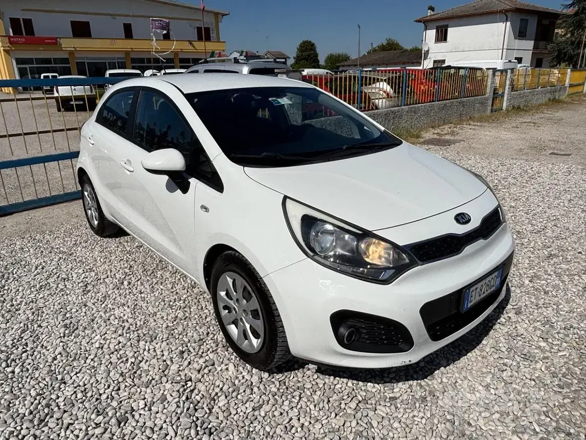 Usado Kia Rio EX 75 CV (55 kW) 2013 Blanco Berlina