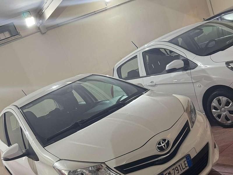 Usata Toyota Yaris Lounge 69 CV (50 kW) 2013 Bianco Utilitaria