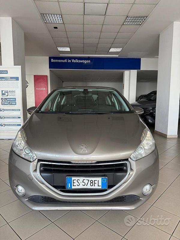 Grigio Usata 2014 Peugeot 208 Allure Due volumi | 5900 € (Buon prezzo) - Immagine 1/4