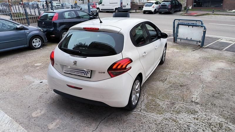 Usata Peugeot 208 68 CV (50 kW) 2013 Bianco Utilitaria