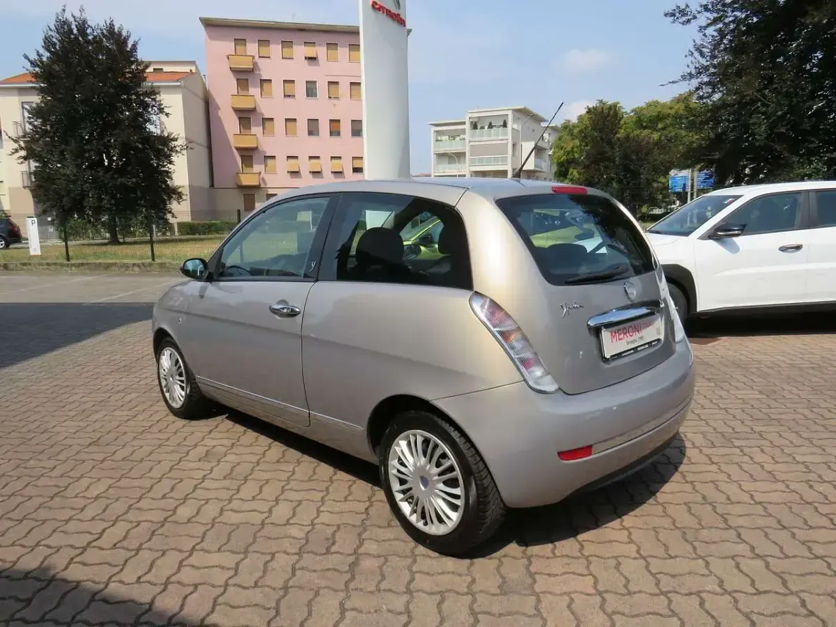 Usata Lancia Ypsilon 60 CV (44 kW) 2008 Beige Utilitaria