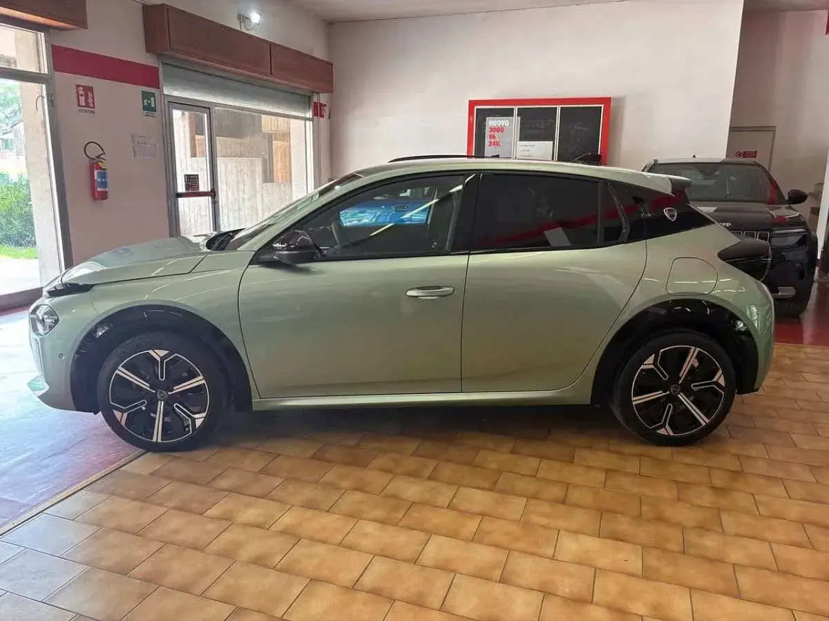Usata Lancia Ypsilon 101 CV (74 kW) 2025 309 verde giada Utilitaria