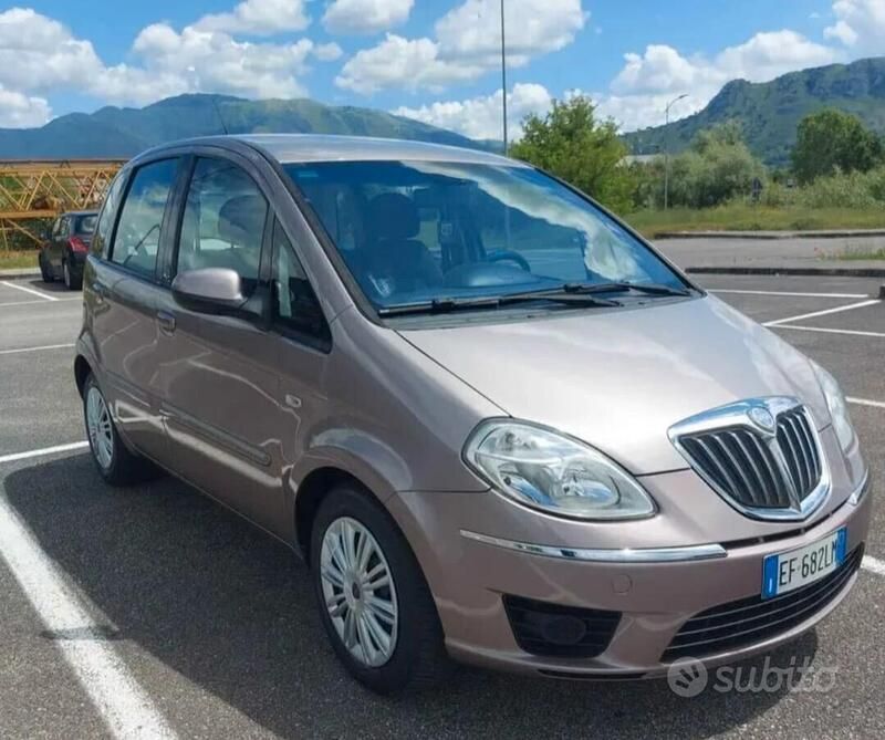 Usata Lancia Musa Gold 95 CV (69 kW) 2011 Beige Monovolume