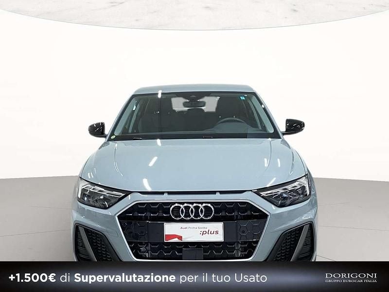 Nuova Audi A1 Sportback S-Line 116 CV (85 kW) 2025 1x grigio freccia perlato Utilitaria