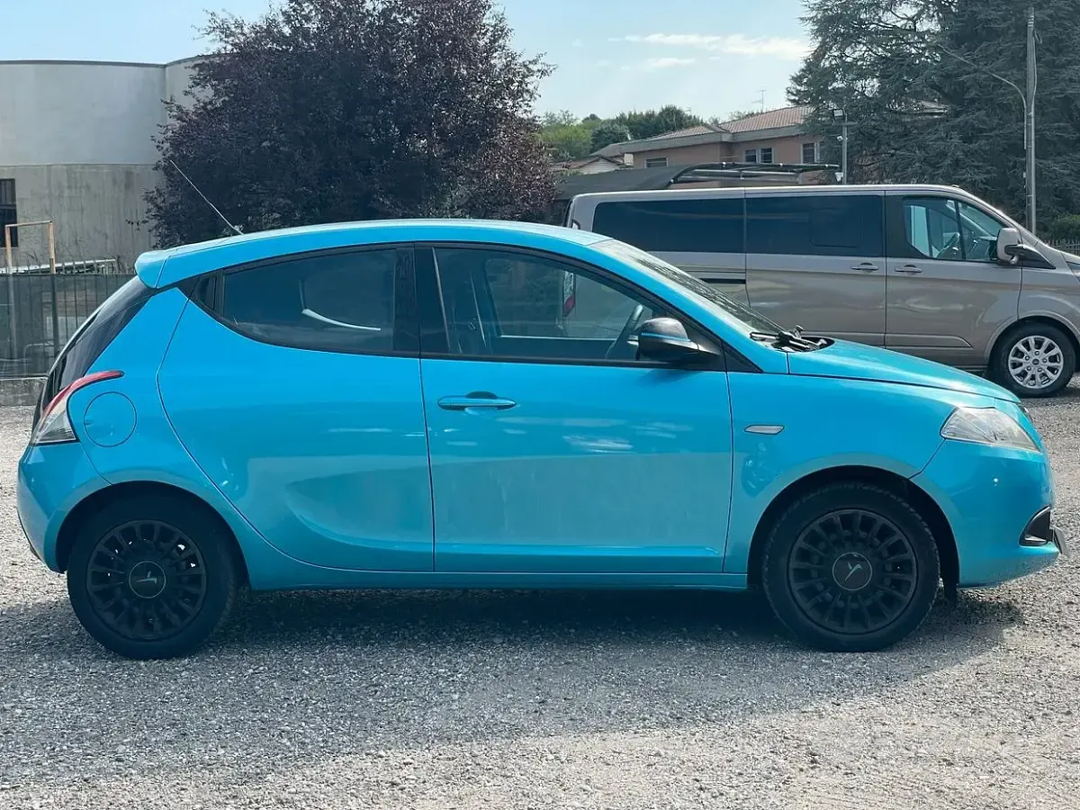 Usata Lancia Ypsilon 69 CV (50 kW) 2014 Blu Utilitaria