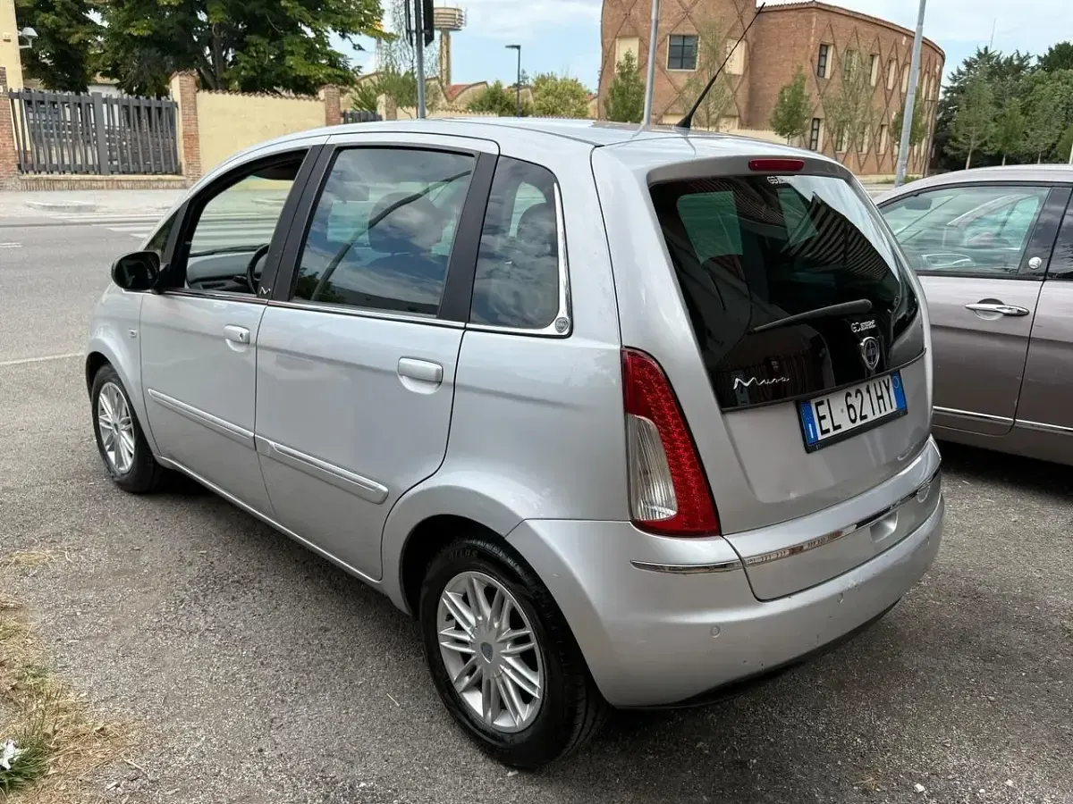 Usata Lancia Musa Gold 95 CV (69 kW) 2012 Grigio Monovolume