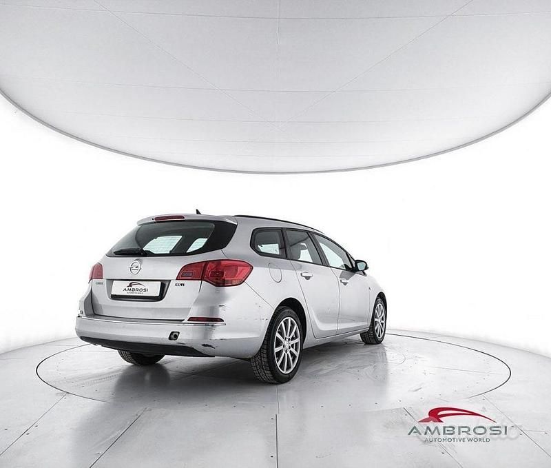 Usata Opel Astra 130 CV (95 kW) 2013 Grigio