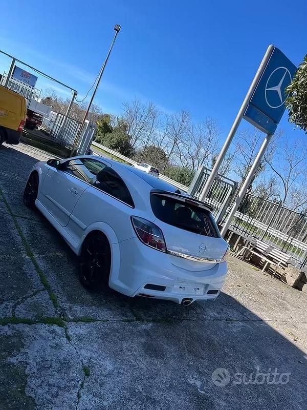 Usata Opel Astra GTC OPC 240 CV (176 kW) 2009 Bianco Berlina