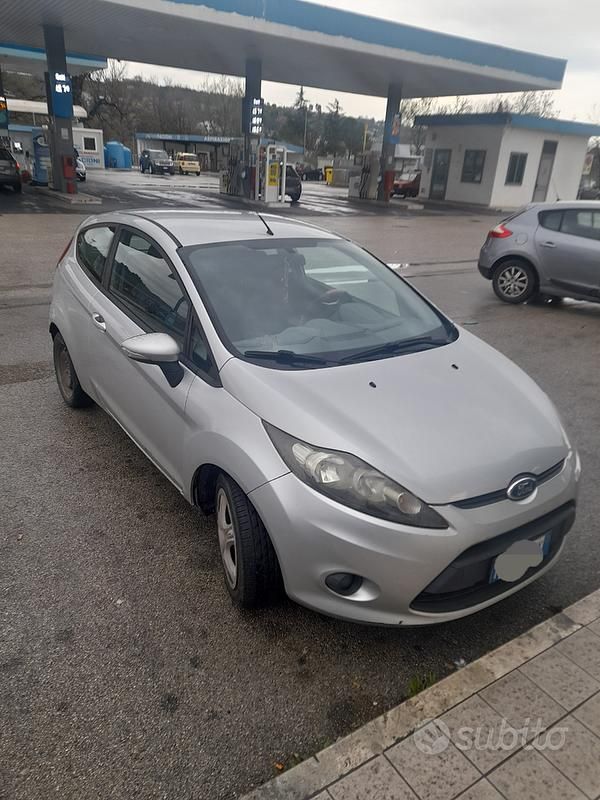 Usata Ford Fiesta 82 CV (60 kW) 2011 Grigio Utilitaria