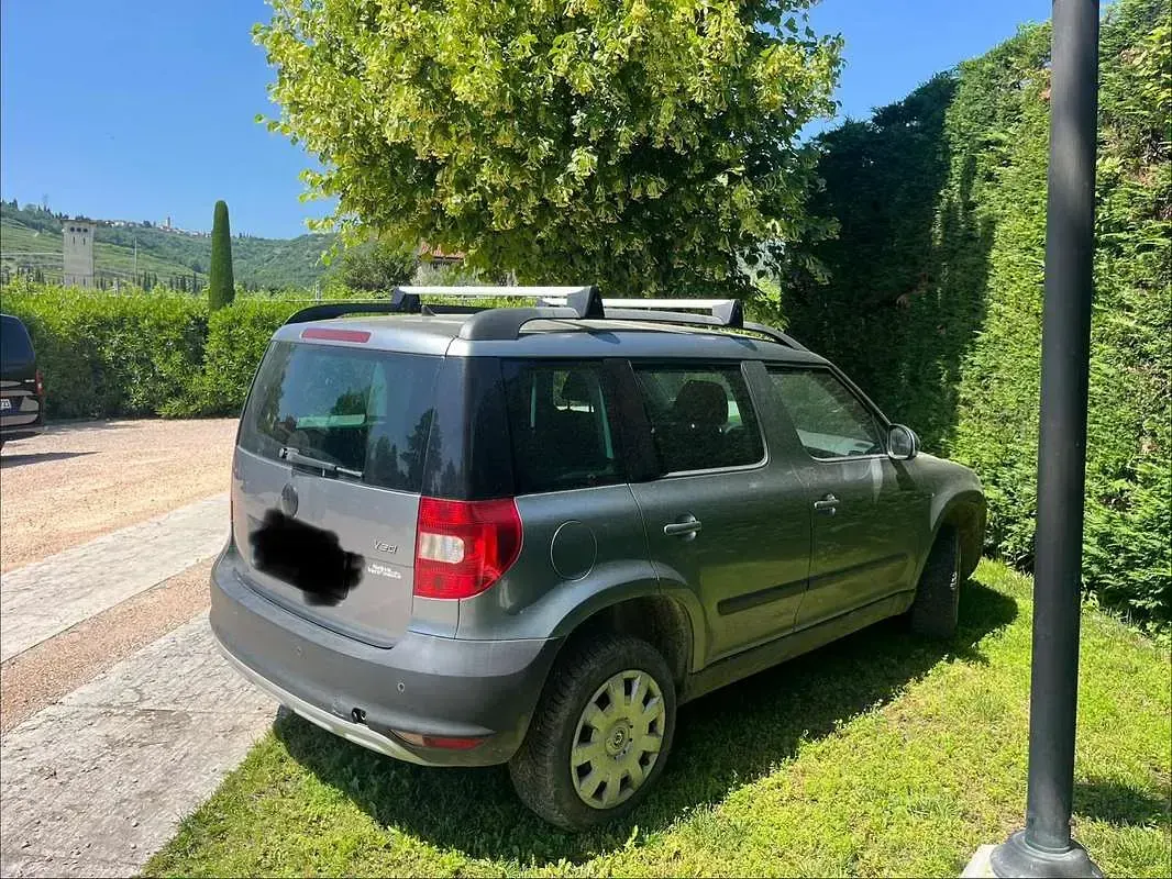 Usata Skoda Yeti Elegance 105 CV (77 kW) 2012 Grigio SUV