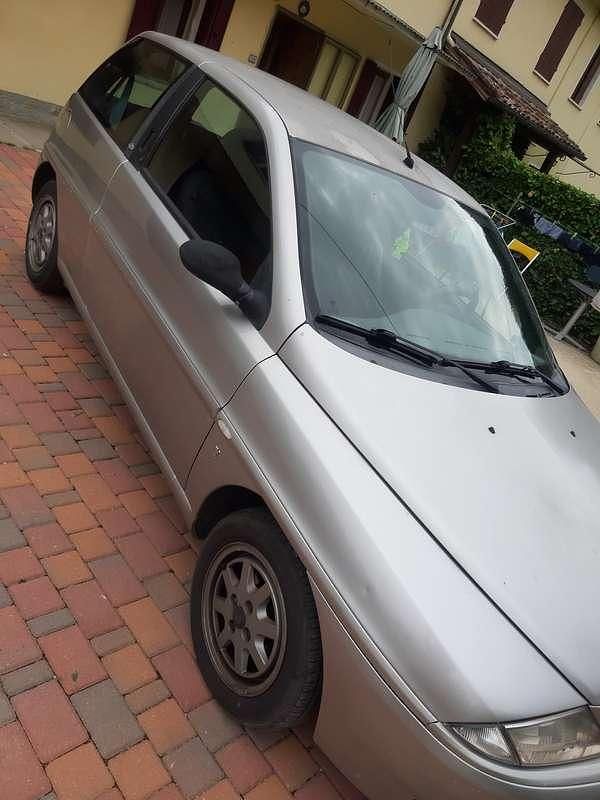 Usata Lancia Ypsilon 60 CV (44 kW) 2001 Argento Utilitaria