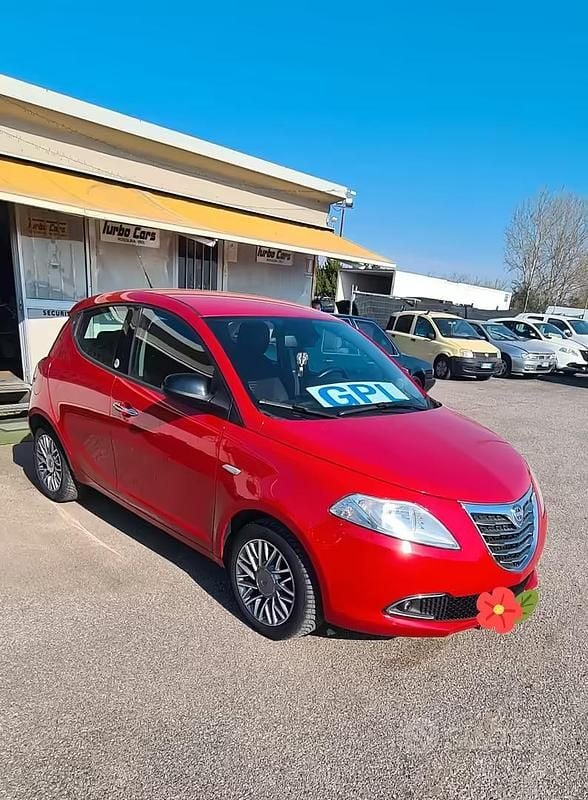 Usata Lancia Ypsilon Silver 69 CV (50 kW) 2012 Rosso Utilitaria