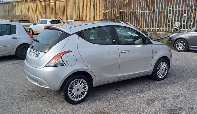 Usata Lancia Ypsilon Silver 69 CV (50 kW) 2018 Argento Utilitaria