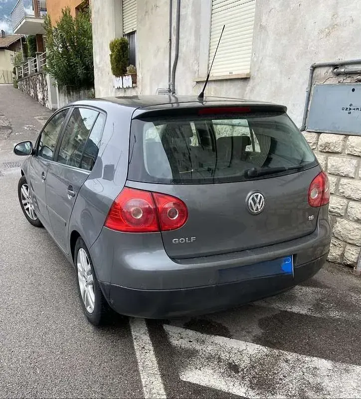 Usata VW Golf VI Comfortline 102 CV (75 kW) 2008 Grigio Utilitaria