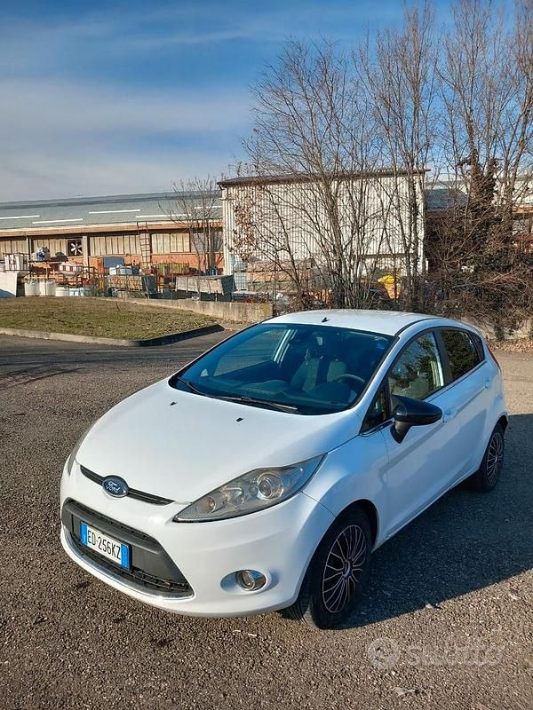 Usata Ford Fiesta 95 CV (69 kW) 2010 Bianco Berlina