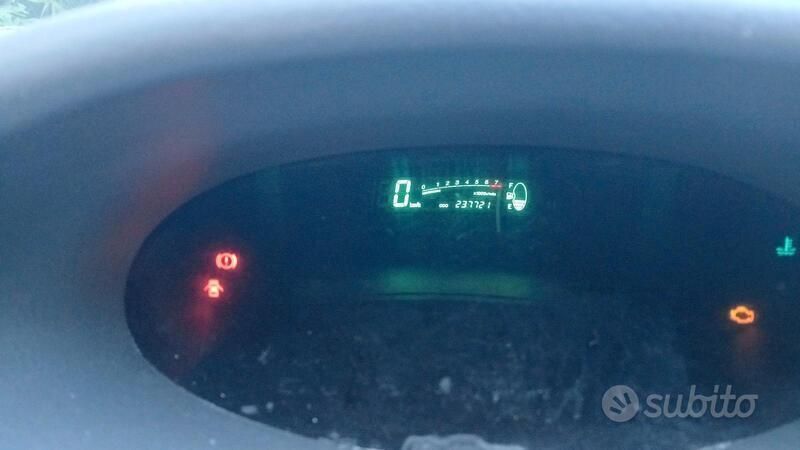 Blu Usata 2001 Toyota Yaris Due volumi | 1950 € (Buon prezzo) - Immagine 1/4