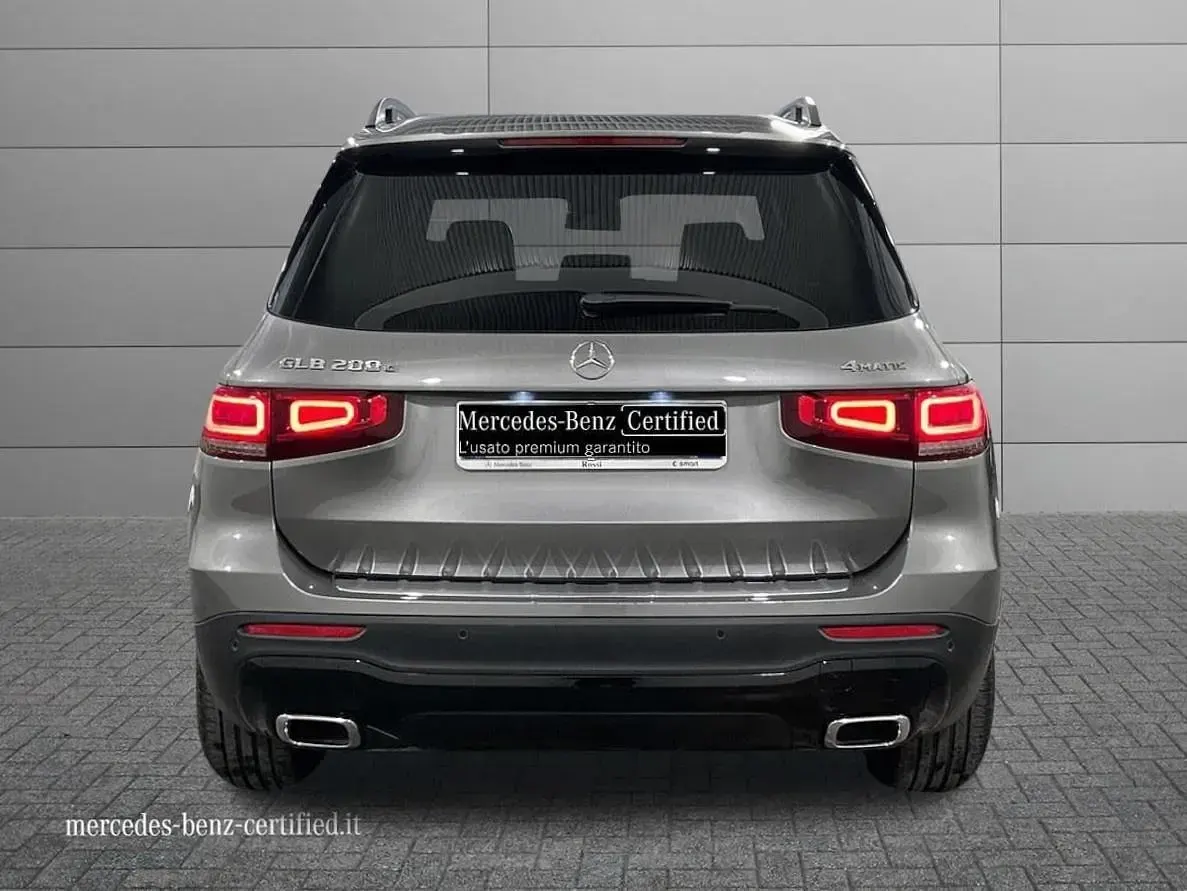 Usata Mercedes GLB200 150 CV (110 kW) 2023 Grigio medio metallizzato SUV