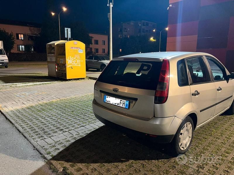 Usata Ford Fiesta 68 CV (50 kW) 2004 Grigio Utilitaria