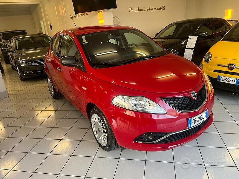Usata Lancia Ypsilon Gold 69 CV (50 kW) 2015 Rosso Utilitaria