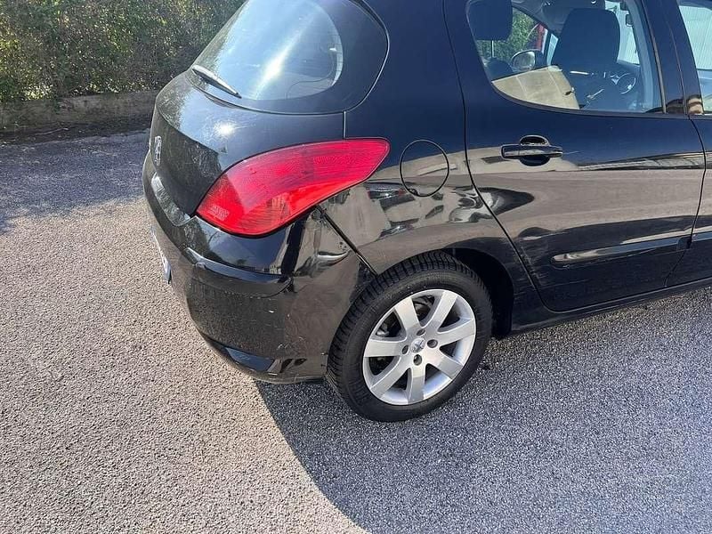 Usata Peugeot 308 Premium 111 CV (81 kW) 2011 Nero Berlina