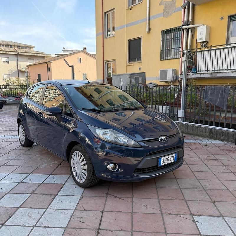 Usata Ford Fiesta 70 CV (51 kW) 2012 Blu Berlina