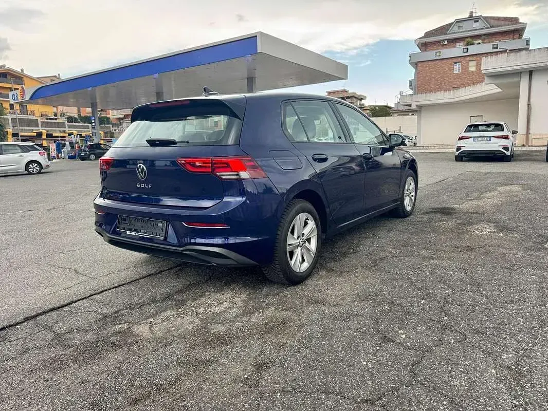 Usata VW Golf VIII Life 131 CV (96 kW) 2021 Blu/azzurro Utilitaria