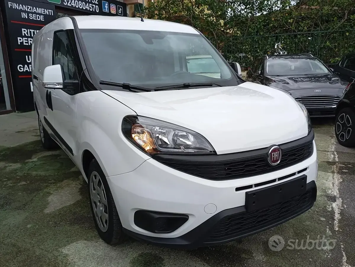 Usata Fiat Doblò Lounge 105 CV (77 kW) 2022 Bianco Monovolume