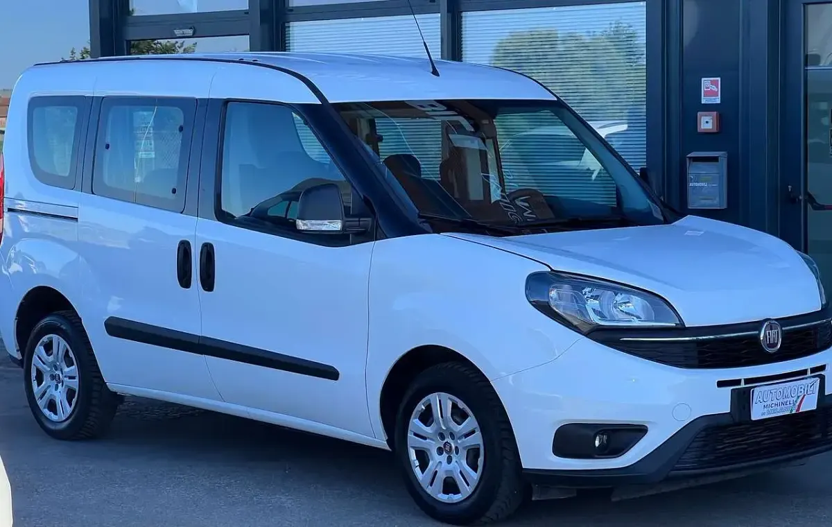 Usata Fiat Doblò 105 CV (77 kW) 2022 Bianco Monovolume
