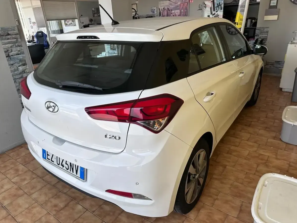 Usata Hyundai i20 Style 84 CV (61 kW) 2015 Bianco Berlina