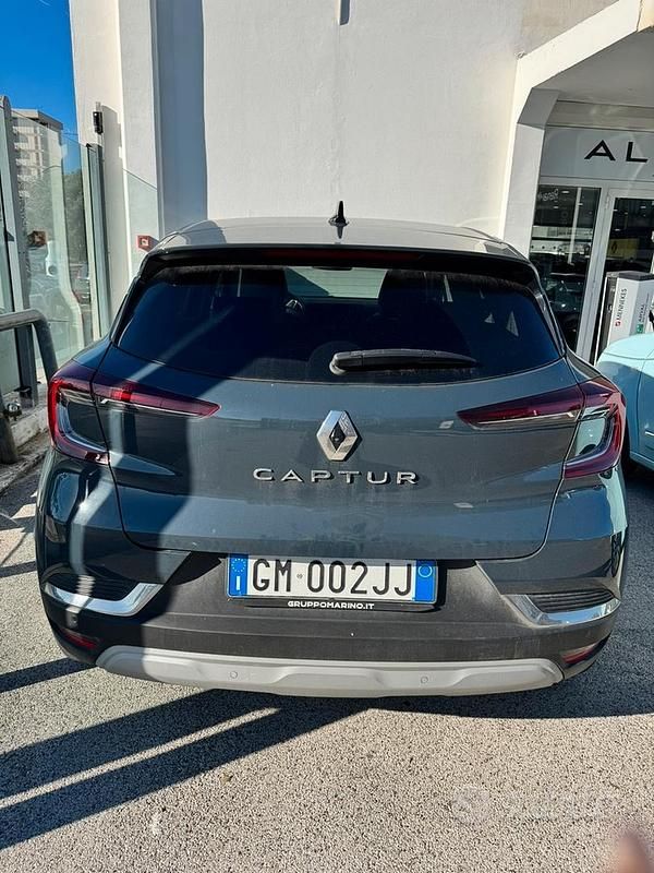 Usata Renault Captur Techno 100 CV (73 kW) 2022 Blu SUV