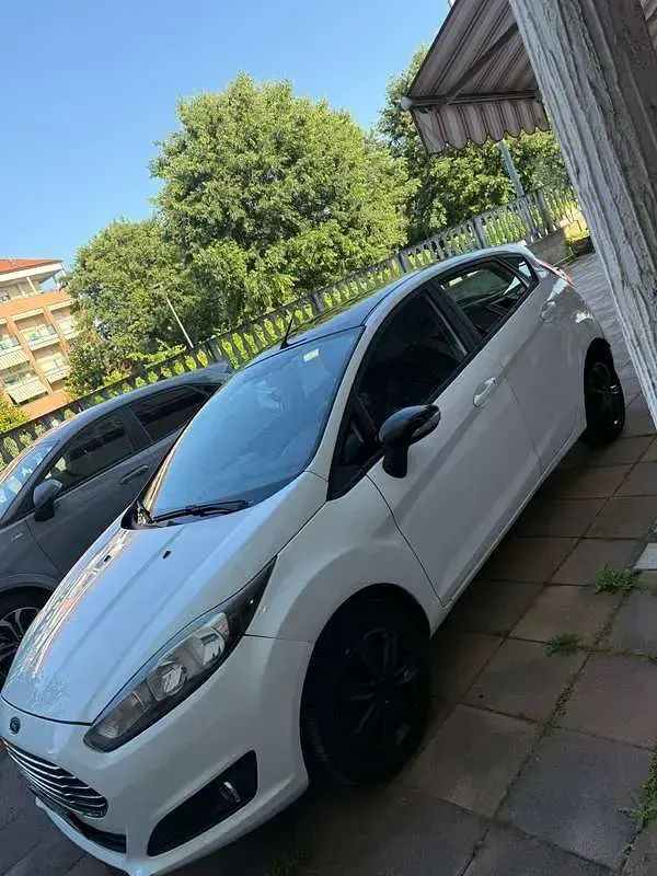 Usata Ford Fiesta 80 CV (58 kW) 2016 Bianco Utilitaria