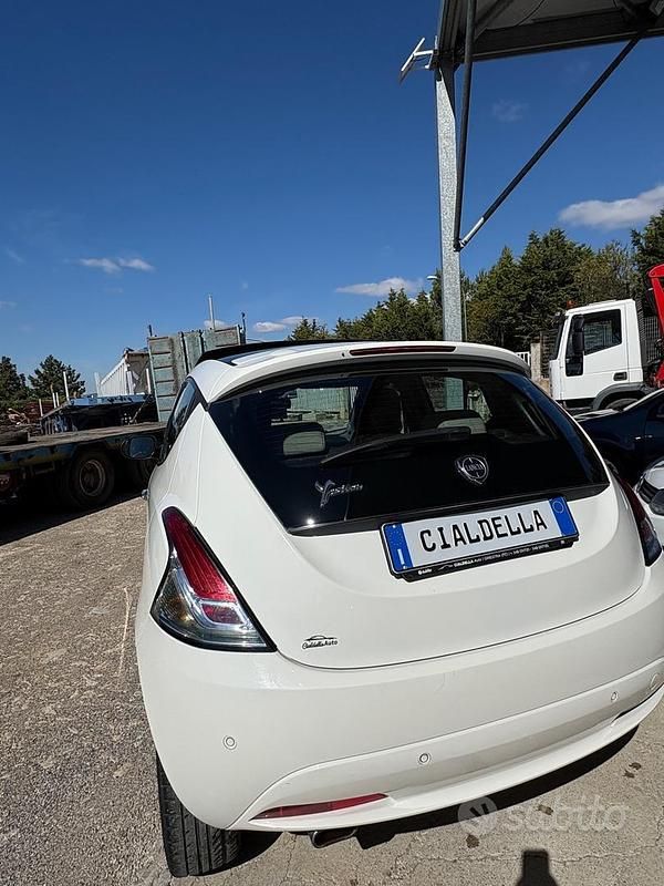 Usata Lancia Ypsilon Platinum 69 CV (50 kW) 2016 Bianco Utilitaria